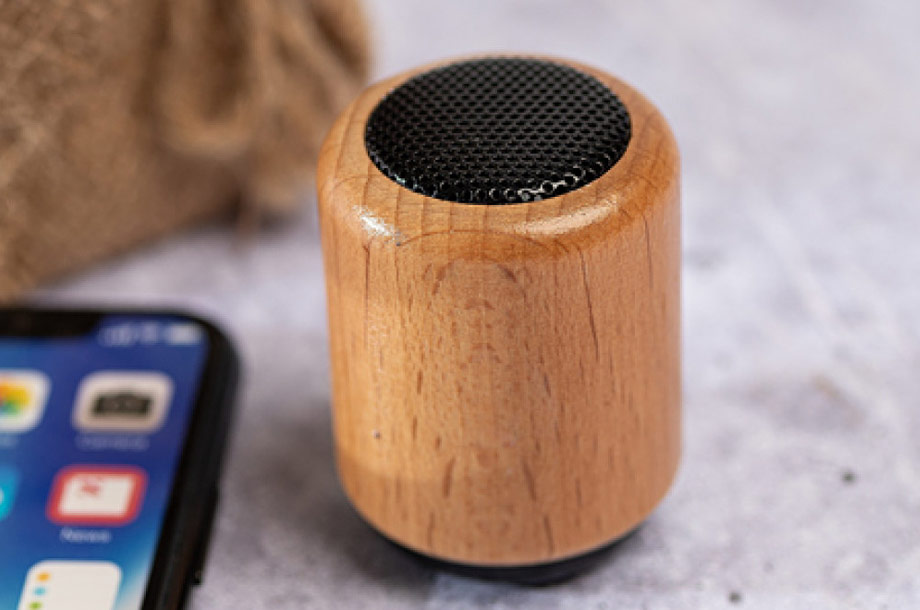 Bluetooth Lautsprecher aus Holz